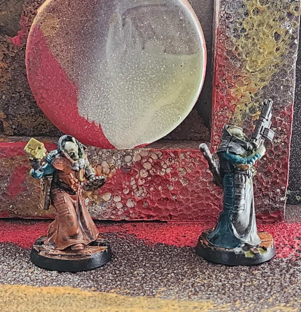 Set of 4x Painted Dealaque Necromunda Figures w handmade "designer case"