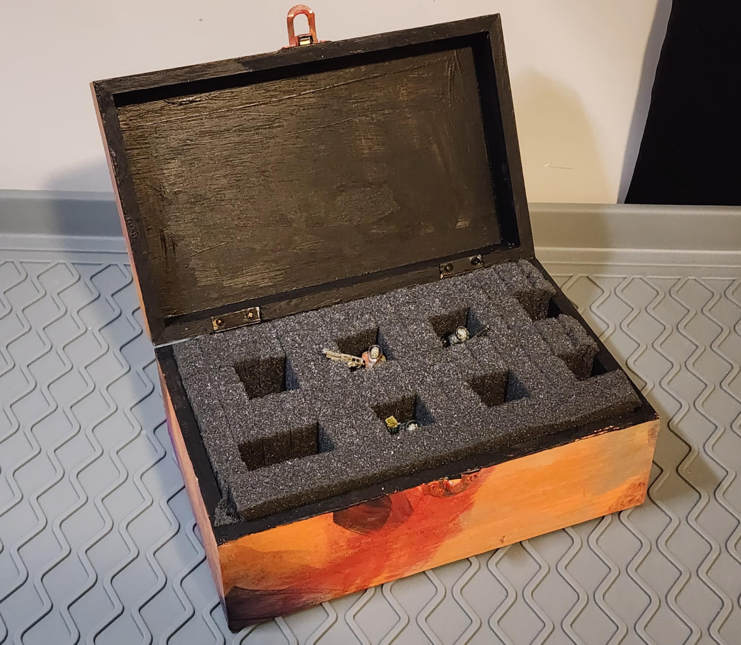 1 handcrafted mini-fig carrying box w/foam : "Nova Sunburst 2026" [box only] Holds 6 Figs + dice