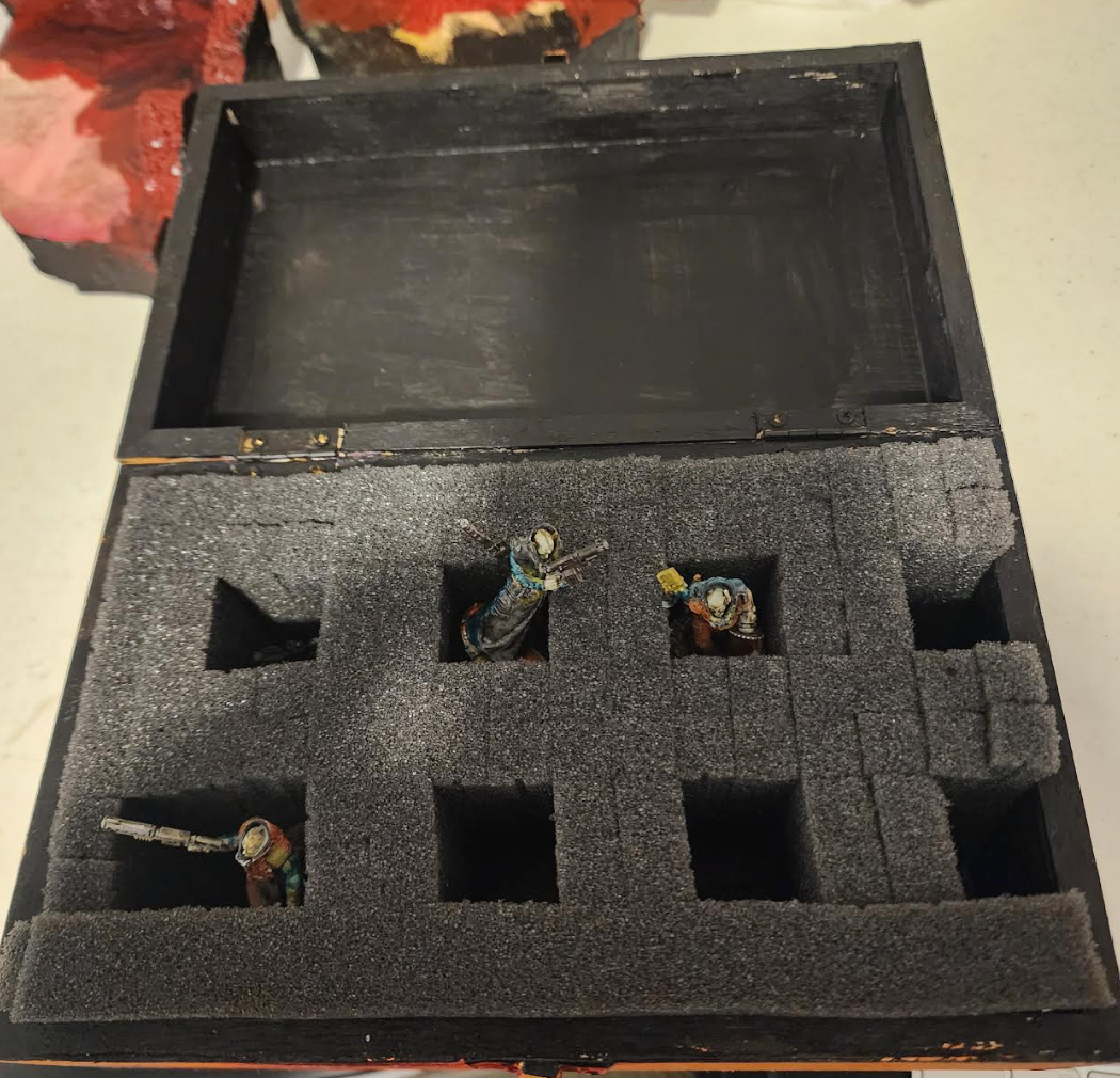 Set of 4x Painted Dealaque Necromunda Figures w handmade "designer case"