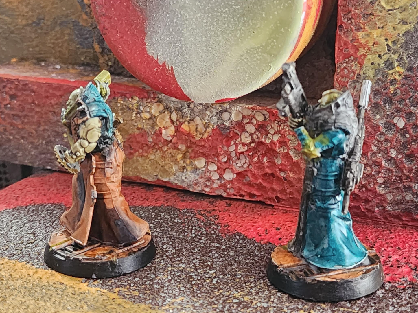 Set of 4x Painted Dealaque Necromunda Figures w handmade "designer case"