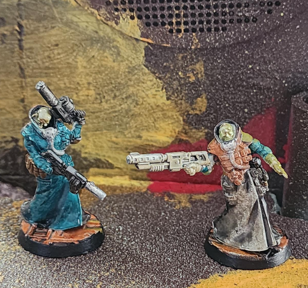 Set of 4x Painted Dealaque Necromunda Figures w handmade "designer case"
